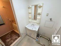 小さなお子様のお風呂上りもこのスペースがあればゆったりとして頂けます。室内洗濯機置場がございますので、天候に左右されず洗濯していただけます。