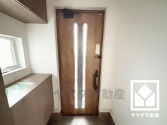 ドアの窓から光が差し込み、外出時にも帰宅時にも、明るい気持ちになれる玄関です。