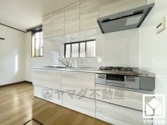 毎日の料理がもっとスムーズになる、便利な3口コンロ付き。調理に手間がかかりがちな肉や魚を、短時間でサッと焼き上げることができるグリルもございます。