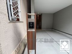 LEDサインライトとフットライト付きのポストです。インターホンの上部に取り付けられる表札が夜間も美しくライトアップされ、見やすくなります。お問合せお待ちしております。