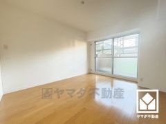 約7帖の洋室。バルコニーにつながるお部屋で、通風・陽当たり良好。お子様のお部屋などにも丁度良い広さです。