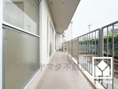 南向きバルコニーで陽当たり、風通し良好。広々としているため、お洗濯物をたっぷりと干す事ができます。