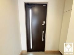 ドアのスリット窓から光が差し込み、外出時にも帰宅時にも、明るい気持ちになれる玄関です。