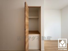 クローゼットは奥行きがあるので、収納力も申し分ありません。