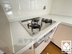 毎日の料理がもっとスムーズに。便利な3口コンロ付きキッチン。