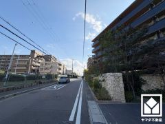 シニア向け分譲マンションです。室内スピーカー付きのコンシェルジュサービスや緊急対応コールシステムなど共用サービスが充実しており、安心してお住まいいただけます。