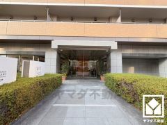 上質な素材と洗練されたデザインが織りなすエントランス。住まう人の誇りを感じさせる、優雅な迎えの空間。西側にもラウンジ付きのサブエントランスがございます。