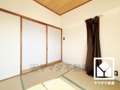 約4帖の和室です。リビングに隣接している為、開放感がある空間です。