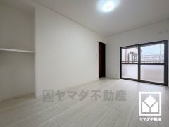 約7帖の2階洋室です。バルコニーにつながるお部屋で、通風・陽当たり良好。