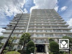 陽光に映える美しい外観。街並みに馴染みながらも、ひときわ目を引く存在感。