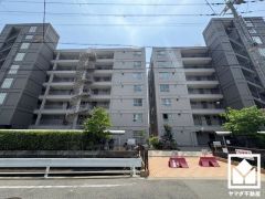 重厚感のあるファサードが、洗練された暮らしを予感させる。品格あるデザインが魅力のマンション。