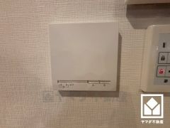 床暖房付きで、寒い冬でも足元ポカポカ。ホコリを巻き上げないのでお子様のいるご家庭にもおすすめです。スマートフォンでお風呂のお湯はりや浴室暖房機・床暖房の操作ができる「ツナガルde給湯器」も搭載。