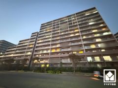 南東・南西・北西向きバルコニーで陽当たり、風通し良好。バルコニーが3か所ございますので、お洗濯物をたっぷりと干す事ができます。