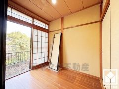 襖で仕切られた大きな板の間があり、大きめの家具なども設置可能。くつろげる縁側として、また洗面室が近いためランドリースペースなどとしてもご活用いただけそうです。