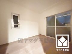 2面採光。日中は明るい陽光がたっぷり差し込む心地よい生活空間です。