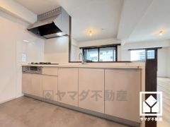 毎日の料理がもっとスムーズに。便利な3口コンロ付きキッチン。