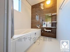 清潔感あふれる空間で、毎日のバスタイムをより快適に。真冬の寒い浴室を暖かく、また雨の日の洗濯物の乾燥にと多用途に活躍する浴室暖房乾燥機付きです。