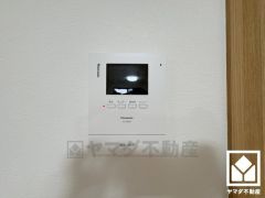 突然の来訪時でも安心なモニター付きインターホンを完備。お留守番中のお子様でも簡単に来訪者の確認ができます。