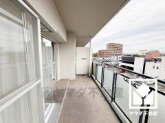 南東向きバルコニーで陽当たり、風通し良好。奥行きがあり広々としているため、お洗濯物をたっぷりと干す事ができます。