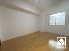 約5.8帖の洋室。全居室に窓がございます。明るい陽光がたっぷり差し込む心地よい生活空間です。