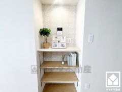 リビングには電話台がございます。インテリア小物を飾ったり、本棚やお子様の文房具の収納スペース、充電ステーションなど多用途にご活用いただけます。