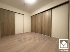 約5.8帖の洋室です。リビングに隣接する引き戸のお部屋で一体利用も可能です。2WAYのお部屋で出入りしやすく、風通しも良好です。