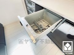 毎日の家事の負担を軽減でき、水道代の節約にもなる食器洗乾燥機付き。