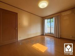 約7.2帖の2階洋室です。バルコニーにつながるお部屋で、通風・陽当たり良好。