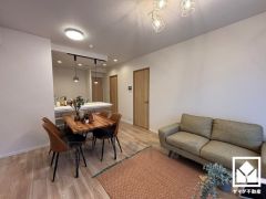 心地よい空間が広がるリビングで、家族みんなが快適に過ごせる時間を提供。