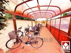 屋根付き駐輪場なので、雨や風、直射日光から自転車を守ることができます。お問合せお待ちしております。
