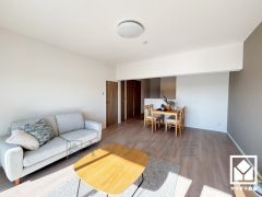 広々16帖のLDKが魅力。家族全員がリラックスできる、ゆったりとした快適リビングで温かい団らんの時間を。