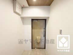 白を基調とした明るい玄関で、毎日を爽やかにスタート。清潔感あふれる空間が、訪れる人々を温かく迎えます。