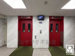 2基のエレベーターを設置し、待ち時間を短縮。快適な住まいへのアクセスをスムーズに。防犯カメラが設置されておりセキュリティにも配慮されています。