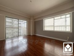 約7帖の洋室です。お子様のお部屋などにも丁度良い広さです。大きな窓からは明るい光が降り注ぎます。柔らかな光が差し込むお部屋で、快適で落ち着いた生活をお送りいただけます。