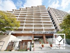 周辺はデザインの統一されたマンションが立ち並び、電柱の地中化が行われた開放的で美しい景観が広がっています。