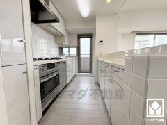 キッチンは空間を有効活用できる壁付けタイプ。キッチン横には勝手口があり、換気や一時的なゴミ置場としても便利です。窓もございますので昼間は手元が明るく、お料理がはかどります。