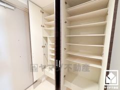 玄関にはたっぷりの収納スペースを完備。家族の靴もしっかり収納できるので、玄関がいつも片付き、気持ちよくお客様を迎えられます。