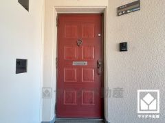 シンプルで洗練された玄関スペース。帰るたびにホッとできる、心地よい住まいの入り口。