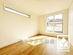 バルコニーにつながるお部屋で、通風・陽当たり良好。