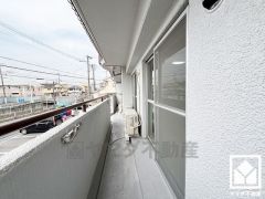 西向きバルコニーで風通し良好。ワイドスパンで広々としているため、お洗濯物をたっぷりと干す事ができます。