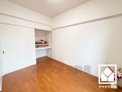 約6帖の洋室です。お子様のお部屋などにも丁度良い広さです。収納の扉が引き戸なので、家具の配置もしやすいお部屋です。