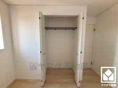 クローゼットは奥行きがあるので、収納力も申し分ありません。