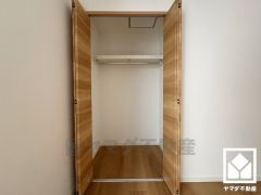 お洋服はもちろん、スーツケースなどの大物もしっかり収納できます。