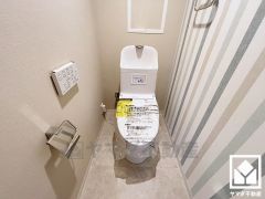 明るく清潔感溢れるトイレです。トイレットペーパーのストックや消耗品置き場などとしてお使いいただける棚がございます。