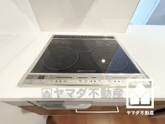 安全性と使いやすさを兼ね備えたIHクッキングヒーターで快適なキッチンライフ。お手入れもラクラクです。