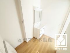 室内洗濯機置場がございますので、天候に左右されず洗濯していただけます。上部に棚があるので消耗品などをスッキリ置けるのも嬉しいポイント。