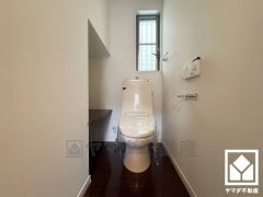 トイレが1階と2階にあるので、朝の忙しい時間にも混雑せず快適です。1階トイレには、イレットペーパーのストックや消耗品置き場、小物置きなどとしてもお使いいただける大きな棚がございます。