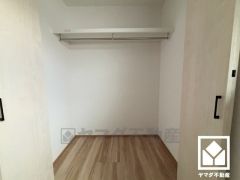 お洋服はもちろん、スーツケースなどの大物もしっかり収納できます。