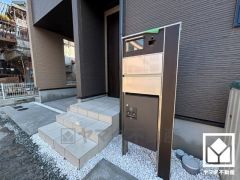 施錠から伝票への押印まで自動で行えるパナソニックの宅配ボックス「COMBO」を搭載しています。留守でも安心、荷物の受け取りをスムーズに。