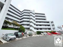 敷地内に駐車場を完備。重い荷物や雨の日の移動もスムーズで、快適なカーライフを実現。空き状況等は弊社スタッフまでお気軽にお問い合わせください。